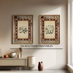 Puede incluir: Dos impresiones enmarcadas con caligrafía árabe. Las impresiones presentan bordes florales ornamentados en rojo, crema y verde. El texto "MA BOUTIQUE PRINTABLES" está impreso en negro debajo.