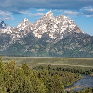Ein Farbfoto der berühmten Ansicht der Teton Kette mit dem Snake River im Vordergrund, Teton National Park, Wyoming.