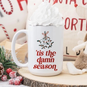 Caneca de café Tis the Damn Season | Caneca de Natal da cultura pop, presente Swiftie, xícara de cerâmica festiva