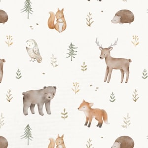 Könnte beinhalten: Ein nahtloses Muster mit Aquarell-Illustrationen von Waldtieren, darunter ein Bär, ein Hirsch, ein Fuchs, ein Eichhörnchen, eine Eule und ein Igel. Die Tiere sind in einem verspielten Stil vor einem weißen Hintergrund mit grünem Laub dargestellt.