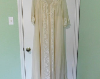 Vintage Lace and Cream Peignor, Nightgown and Robe Set, Pearl and Lace Peignor. Vintage Lingerie, Bridal Lingerie