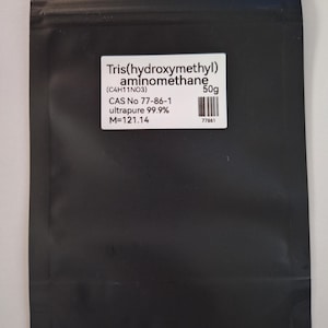 Può includere: Un sacchetto nero richiudibile con un'etichetta bianca che recita "Tris(idrossimetil) aminometano (C4H11NO3) CAS No 77-86-1 ultrapuro 99,9% M=121,14 50g 77861".