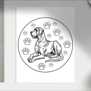 Pode incluir: Ilustra&ccedil;&atilde;o em preto e branco de um c&atilde;o Dogue Alem&atilde;o sentado dentro de um c&iacute;rculo. O c&atilde;o est&aacute; rodeado de pegadas.