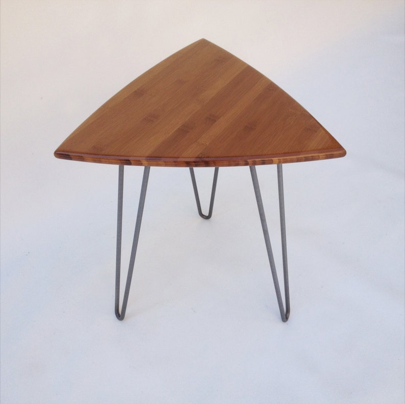 Треугольные столики. Треугольный стол-трансформер 72смх72смх72см. Треугольный стол. Треугольный журнальный столик. Стол треугольный кухонный.