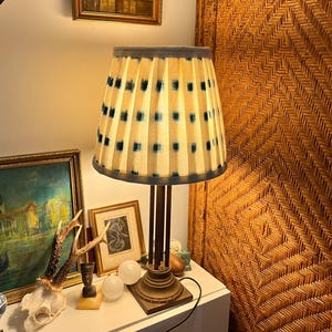 Pantallas de lámpara Ikat tradicionales hechas a mano, estampadas en bloque, plisadas o fruncidas en varios tamaños