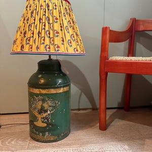 Große grüne 19th Century Toleware Lampe mit traditionellen Messingbeschlägen.