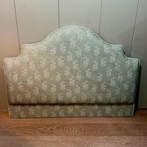 Cabecero tapizado a medida en una gama de tejidos con ribetes.