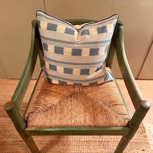 Poduszki z lamówką wykonane ręcznie z tkaniny Christopher Farr Cloth Lost and Found autorstwa Kit Kemp