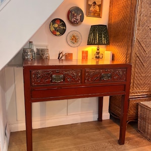 Impresionante consola vintage lacada en color naranja quemado oriental con dos cajones