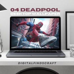 Puede incluir: Un ordenador portátil que muestra un fondo de pantalla digital con Deadpool, un superhéroe con un traje rojo y negro, saltando en el aire con un fondo de ciudad. El texto "04 DEADPOOL DESKTOP WALLPAPER" se muestra encima de la imagen y "DIGITALFINDSCRAFT" se muestra debajo de la imagen.
