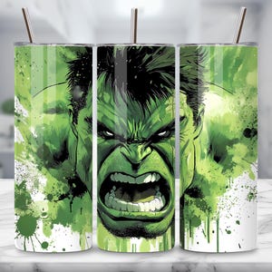 Può includere: Un bicchiere in acciaio inossidabile verde e bianco con una grafica del viso di Hulk. Hulk è mostrato con un effetto acquerello verde e bianco.