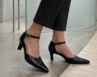 90s Italienische Leder Kitten Heels, Spitz Knöchel Riemen Pumps, Vero Cuoio EU 38.5