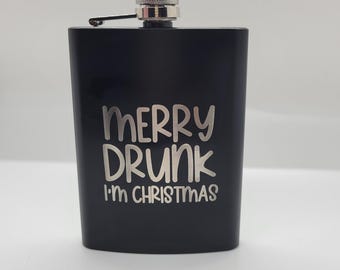 Può includere: Fiaschetta nera in acciaio inossidabile con tappo argentato. La fiaschetta presenta la scritta "MERRY DRUNK I'M CHRISTMAS" in argento. Progettata per trasportare liquidi.