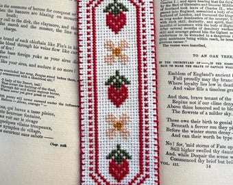 Marcapáginas de punto de cruz de fresa (patrón en PDF)