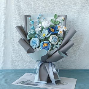 Blaue Häkelblumen Geschenk | Kunstblume |  Häkel Geschenk | Boho Wohndekor | Maiglöckchen,Rosen,Pfingstrosen,Tulpen,Geschenk für Sie