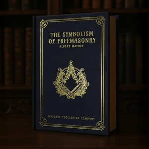 Puede incluir: Un libro de tapa dura titulado "The Symbolism of Freemasonry" de Albert Mackey. El libro tiene una cubierta azul oscuro con letras doradas y detalles dorados decorativos. Masonic Publishing Company est&aacute; impreso en la parte inferior.
