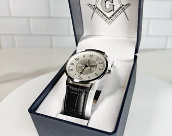 Montre-bracelet maçonnique argentée carrée et boussole en cuir