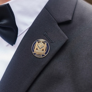 Square & Compass with Double Column Round Masonic Lapel Pin for Freemasons