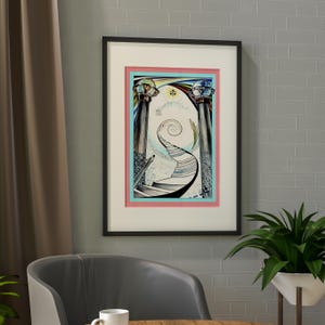 Peut inclure: Une estampe encadrée d'une peinture surréaliste représentant un escalier sinueux menant à une lumière vive entre deux colonnes surmontées de globes. La peinture est encadrée en noir avec un cadre intérieur rose et bleu.