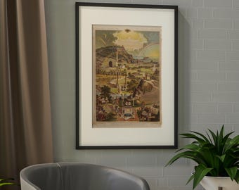 Puede incluir: Impresión vintage enmarcada con una detallada escena de paisaje, con una montaña, un arcoíris y varias figuras. La impresión está en un marco negro con un paspartú blanco, exhibida en una pared de ladrillo gris. Una planta en una maceta blanca y una silla gris están en primer plano.