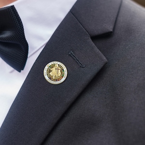 Knights Templar “Put on the Whole Armor of God” Round Masonic Lapel Pin – White & Gold