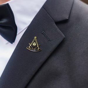 Past Master Masonic Lapel Pin – Blue and Gold