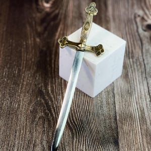 Abrecartas decorativo masónico con escuadra y compás