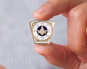 Masonic Mark Keystone Lapel Pin - 3/4\" Tall, White & Gold, Butterfly Clutch Backing