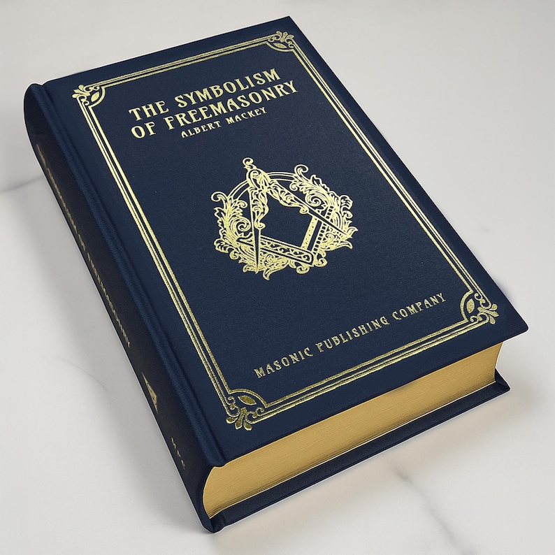 Puede incluir: Un libro de tapa dura titulado "The Symbolism of Freemasonry" de Albert Mackey. El libro tiene una cubierta azul oscuro con letras doradas y un emblema dorado. Los bordes de las p&aacute;ginas son dorados. Publicado por Masonic Publishing Company.