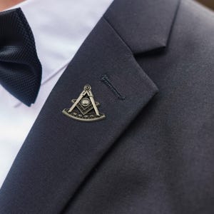 Past Master Masonic Lapel Pin – Antique Silver