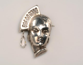 ART DECO BEAUTY: tested silver brooch set with sparkling clear rhinestones