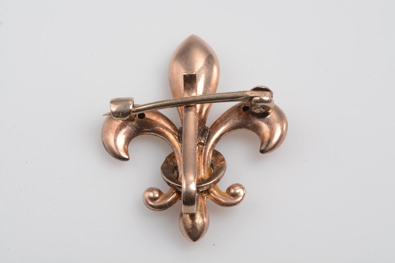 Gold WATCH PIN c.1900: 12k brooch in a fleur-de-lys design set with cultured seed pearls image 2