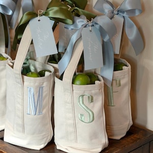 Benutzerdefinierte Monogramm Canvas Wein Tasche - personalisierte Zwei-Flaschen-Träger - bestickte Hostess, Bachelorette oder Einweihungsgeschenk