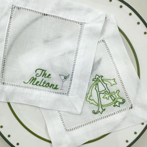 カスタム刺繍カクテルナプキン：ミニマティーニ、シャンパン、スプリッツなど！名前、カクテル、モノグラムでパーソナライズ、クラシックでシック