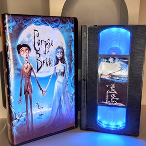 Corpse Bride VHS-Lampe. Gotische blaue LED-Leuchte. Inspiriert von Tim Burton.