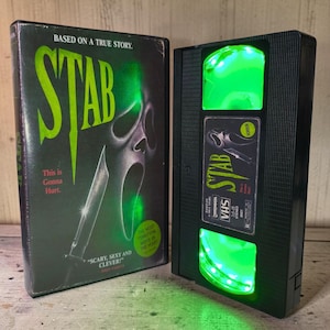 スタブVHSランプ｜ゴーストフェイスの手作りホラー装飾｜スクリームにインスパイアされたギフト