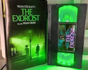 Luminária VHS O Exorcista | Decoração Retrô de Terror | Luz Ambiente para Filmes | Presente Artesanal para Fãs