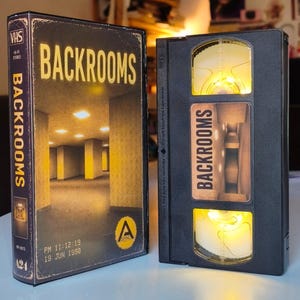 Lampe VHS Backrooms | Décoration espaces liminaux | Cadeau fait main pour les fans de films d'horreur