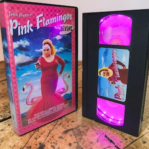 Pink Flamingos Deko-VHS-Lampe – John Waters Kultfilm – Göttliches Fan-Geschenk