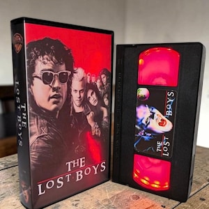 Lamp geïnspireerd op de VHS-band van The Lost Boys (1987) | Santa Carla Vampires | Retro horrordecoratie uit de jaren 80 | Cultfilmcadeau | Kamerlamp met vampierfilmthema
