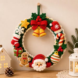 Puede incluir: Una corona navide&ntilde;a circular de ganchillo con una base verde oscuro y un borde festoneado blanco. Las decoraciones incluyen un lazo rojo, campanas amarillas, una estrella amarilla, un copo de nieve blanco, un calcet&iacute;n rojo y blanco, un regalo, un hombre de jengibre, Santa Claus y un bast&oacute;n de caramelo.