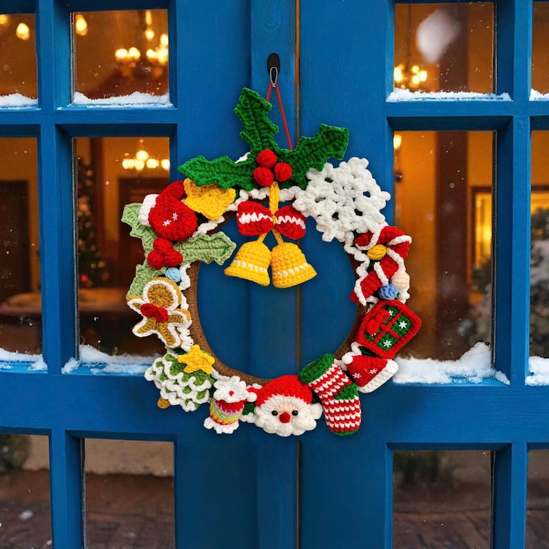 Puede incluir: Una corona navide&ntilde;a circular hecha de elementos de ganchillo que incluyen una cara de Santa Claus, hojas de acebo verdes con bayas rojas, campanas amarillas, un hombre de jengibre, un copo de nieve blanco, un calcet&iacute;n y un regalo.