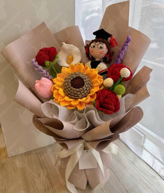 Bouquet di fiori e bambola personalizzati all'uncinetto per la laurea, fatto a mano, Classe 2026, regalo con bambola e fiori personalizzati per il laureato. - Italia