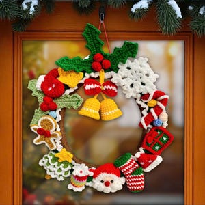 Puede incluir: Una corona navide&ntilde;a circular hecha de hilo marr&oacute;n, decorada con adornos de ganchillo que incluyen hojas de acebo verdes, bayas rojas, campanas amarillas, un copo de nieve blanco, un hombre de jengibre, una cara de Pap&aacute; Noel y calcetines rojos y blancos.
