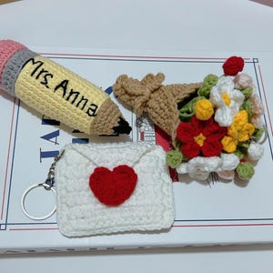 パーソナライズされたかぎ針編みの封筒、鉛筆、花、花束、先生への手作りギフト、クラスの装飾に最適、新学期ギフト