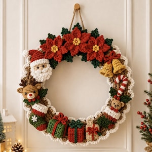 Puede incluir: Una corona navide&ntilde;a de ganchillo con flores de pascua rojas, hojas verdes, una cara de Pap&aacute; Noel, un reno, dos campanas doradas, un bast&oacute;n de caramelo, un osito de peluche, tres regalos y dos calcetines con bordes festoneados blancos.