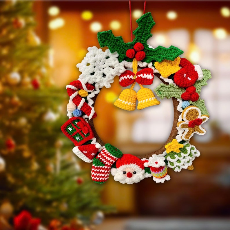 Puede incluir: Una corona navide&ntilde;a circular de ganchillo con una base marr&oacute;n decorada con varios adornos hechos a mano, incluyendo un copo de nieve blanco, un bast&oacute;n de caramelo rojo y blanco, un regalo verde, un calcet&iacute;n rojo, un Santa Claus, un hombre de jengibre y campanas amarillas.