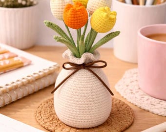 Virkad tulpankruka, handgjord amigurumitulpan, mors dag-present 2026, tulpaner i krukdekor, present till mamma, söt skrivbordsdekoration
