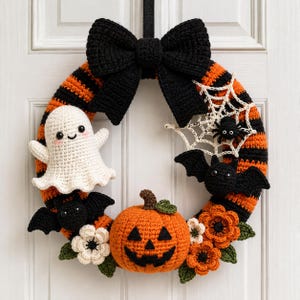Peut inclure: Une couronne d'Halloween en crochet avec un grand nœud noir sur le dessus, une base rayée orange et noire, un fantôme blanc, une citrouille, deux chauves-souris noires, une toile d'araignée blanche avec une araignée, des fleurs et des feuilles.