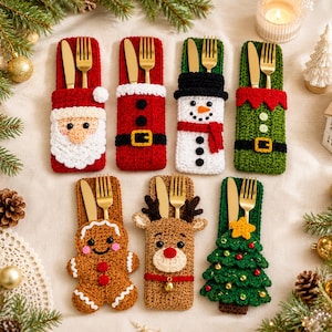 Könnte beinhalten: Sieben gehäkelte Bestecktaschen mit weihnachtlichen Motiven wie Weihnachtsmann, Schneemann, Elf, Lebkuchenmann, Rentier und Weihnachtsbaum, die jeweils ein goldfarbenes Messer- und Gabelset enthalten.